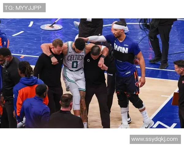 前马刺雄鹿替补内线球员在面对希腊队时全力以赴 前马刺雄鹿替补内线球员在面对希腊队时全力以赴